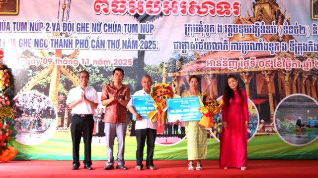 Chùa Tum Núp mừng công cú đúp vô địch Giải Đua ghe ngo thành phố Cần Thơ năm 2025