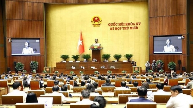 Lawmakers debate draft laws on public employees, e-commerce