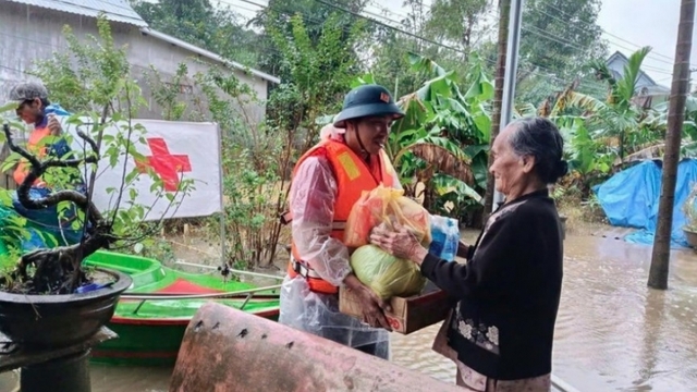 Vietnam Red Cross deploys emergency relief to flood-battered localities