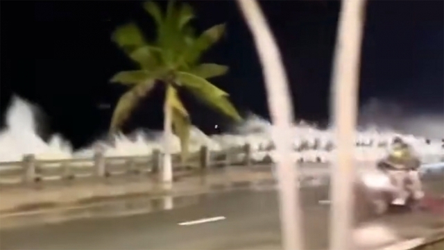 Bão 15 chưa vào, sóng lớn đã tràn lên đường biển Nha Trang