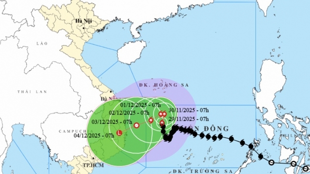 Bão số 15 di chuyển chậm trên Biển Đông, gió giật cấp 13