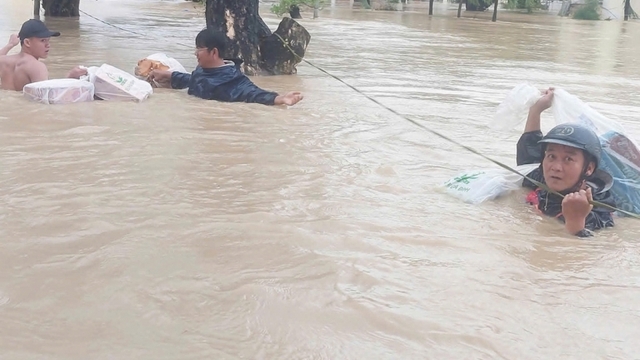 Trường học miền Trung oằn mình vì lũ lụt