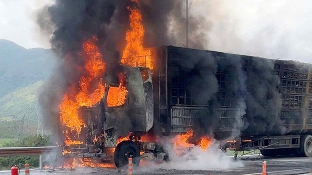 Xe đầu kéo bất ngờ bốc cháy trên cao tốc qua Hà Tĩnh