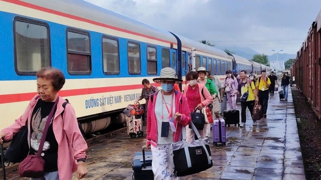 Hơn 25.200 vé tàu Bắc-Nam hoàn trả lại khách sau 8 ngày bị “chia cắt” ở miền Trung