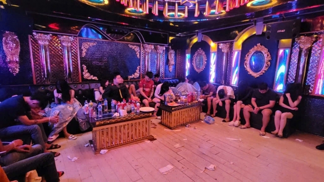 Hơn 300 cảnh sát đột kích 3 quán karaoke tại Hà Nội