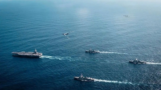 Bộ trưởng chiến tranh Mỹ thăm tàu sân bay đang đồn trú gần Venezuela