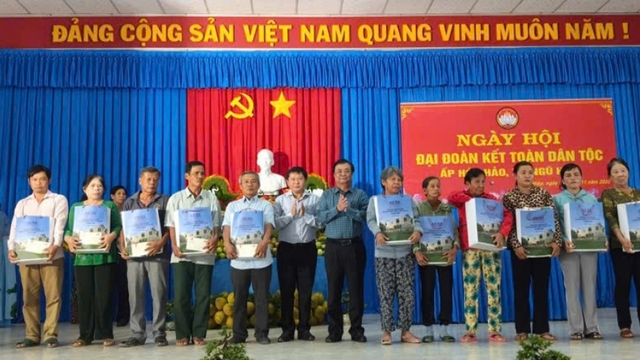 Phó Chủ tịch Quốc hội Lê Minh Hoan dự Ngày hội Đại đoàn kết dân tộc tại Đồng Tháp