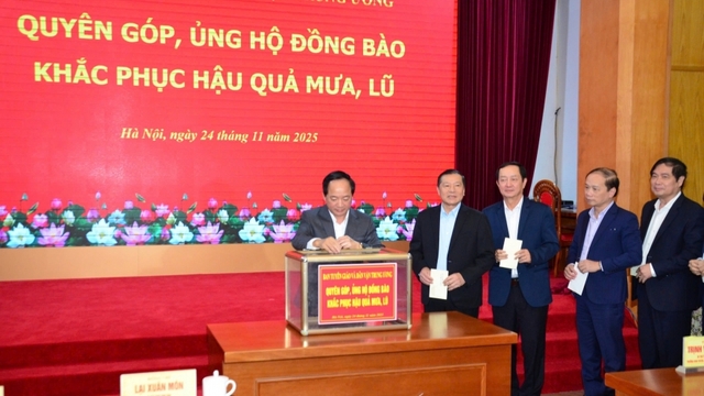 Ban Tuyên giáo và Dân vận Trung ương quyên góp ủng hộ đồng bào vùng lũ lụt