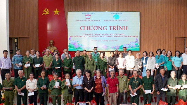 Nguyên lãnh đạo TP.HCM trao kinh phí hỗ trợ khắc phục bão số 13 tại Đắk Lắk