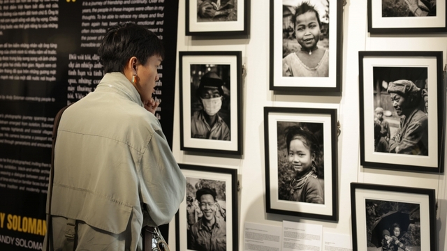 Ba thập kỷ đổi thay của đất nước qua lăng kính triển lãm ảnh “Tiếp nối: Việt Nam”