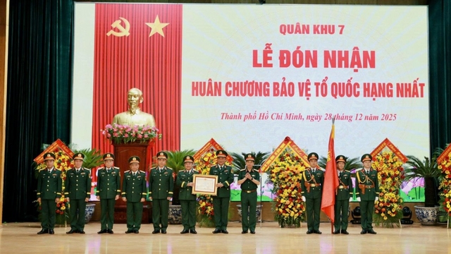 Quân khu 7 đón nhận Huân chương Bảo vệ Tổ quốc hạng Nhất