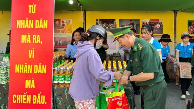 Nghĩa tình quân dân tỏa sáng tại chương trình về nguồn của Quân khu 7