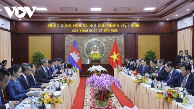 Vietnamese, Cambodian PMs hold talks during Tan Nam-Meun Chey international border gate inauguration