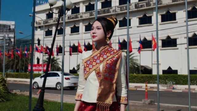 Nữ ca sĩ Việt gây sốt khi hát “Cô đôi thượng ngàn” dịp Quốc khánh Lào
