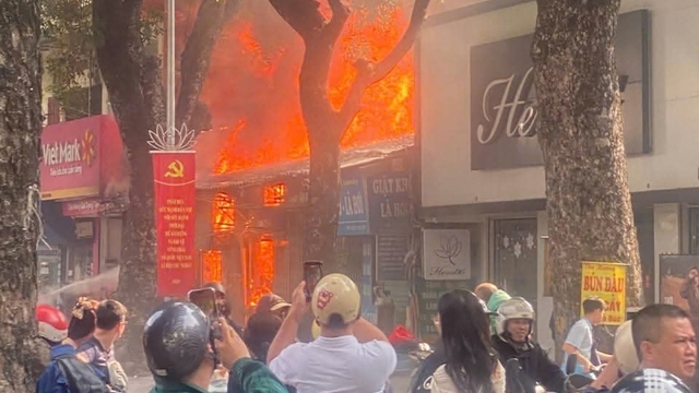 Cháy lớn tại phố Lò Đúc giữa trưa, người dân hoảng loạn tháo chạy