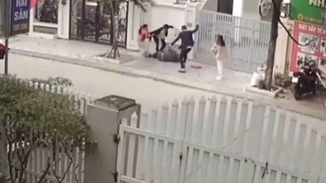 Tạm giữ hình sự kẻ đánh người dã man vì va chạm giao thông ở Hà Nội