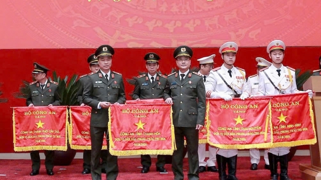 Công an tỉnh Thanh Hóa nhận Cờ “Đơn vị dẫn đầu phong trào thi đua” năm 2025