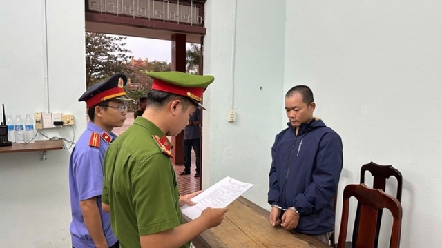 Vợ đòi ly hôn, chồng cầm dao chém rồi uống thuốc trừ sâu tự tử