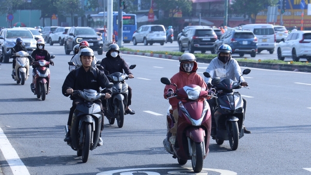 TP.HCM se lạnh rõ rệt, người dân khoác kín áo ấm khi ra đường