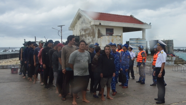 Vùng 4 Hải quân đưa 52 ngư dân gặp nạn trên biển vào đảo Song Tử Tây an toàn