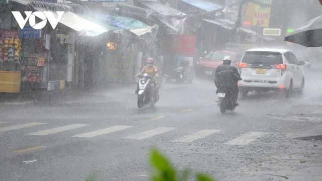 Mưa lớn bao phủ T.P Huế – Nam Trung Bộ, nhiều nơi có thể vượt 200mm trong 24 giờ