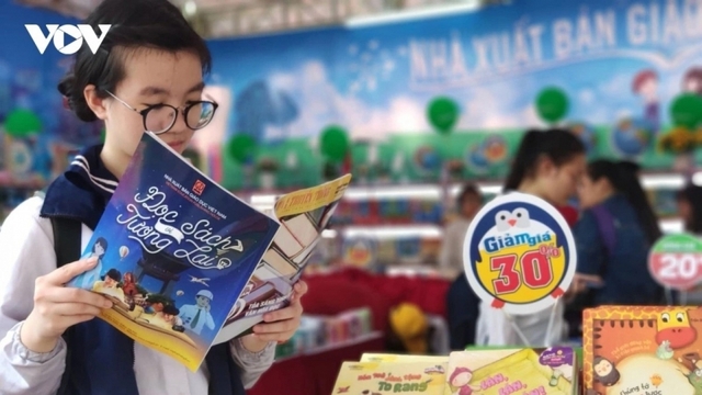 Đến năm 2030, sách giáo khoa sẽ được cung cấp miễn phí, ưu tiên vùng khó khăn