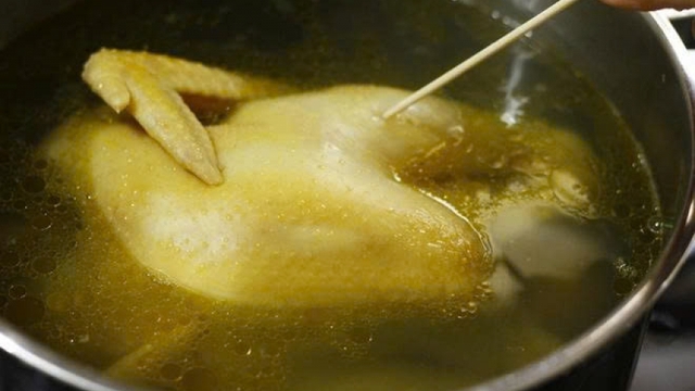 Nước luộc gà: Thứ nhiều người bỏ phí nhưng lại cực kỳ bổ dưỡng