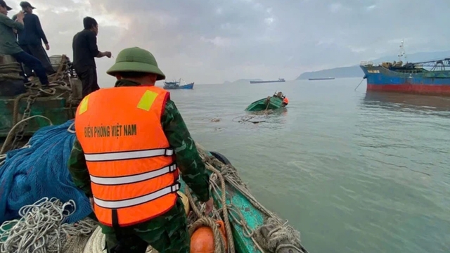 Tàu cá chìm lúc còn cách bờ 500m, 4 ngư dân may mắn được cứu sống