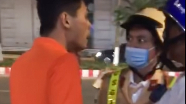Khởi tố đối tượng lăng mạ và đấm cảnh sát giao thông ở Bắc Ninh