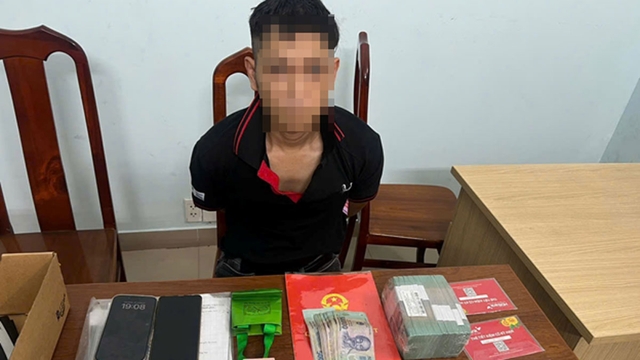 Cạy cốp xe trộm tiền tỷ và vàng rồi đưa bạn gái đi mua sắm