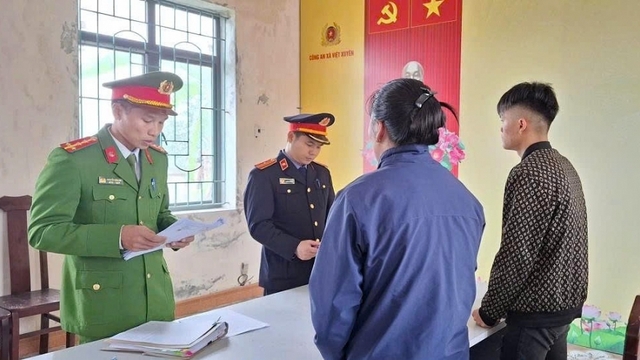 Nam thiếu niên ở Hà Tĩnh bị khởi tố vì ném vỡ kính ô tô