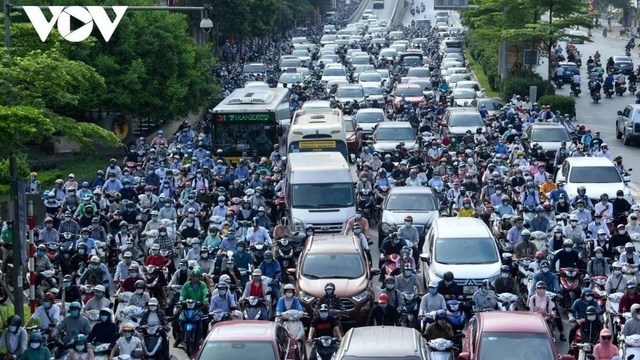Hà Nội thí điểm cấm xe máy chạy xăng: Lộ trình ra sao để người dân không bị sốc?