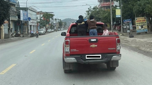 Lỗi chở người trên thùng xe tải bị phạt bao nhiêu tiền?