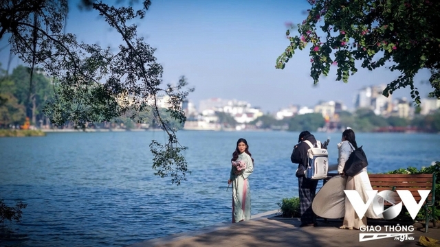 Người Hà Nội tranh thủ du Xuân khi trời nắng đẹp