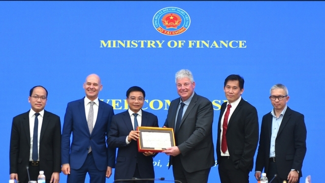 Vietnam seeks cooperation with ASML to develop semiconductor industry