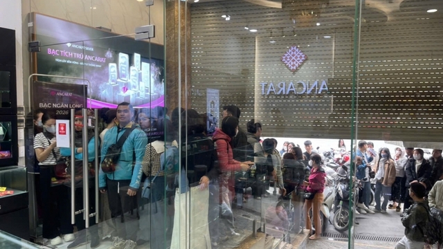 Giá bạc vượt 116 triệu đồng/kg, nhiều người xếp hàng 5 tiếng chờ mua