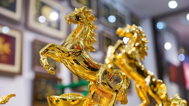 24k gold-plated horse sculpture for Lunar New Year celebration