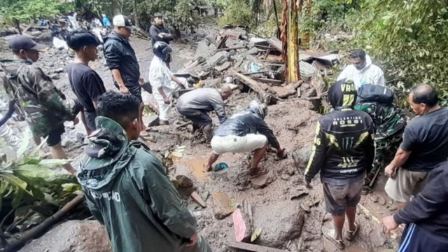 Chạy đua cứu hơn 80 người mất tích trong vụ lở đất ở Indonesia