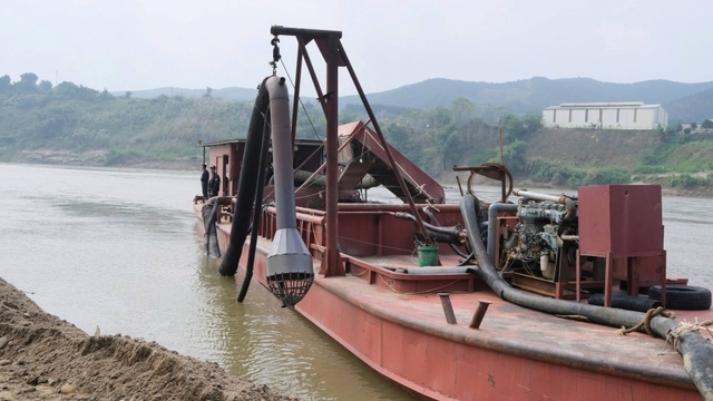 Khởi tố, bắt tạm giam 3 đối tượng khai thác cát trái phép trên sông Hồng