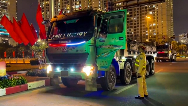 CSGT Hà Nội xử phạt hàng loạt ô tô sử dụng còi công suất lớn gây ô nhiễm tiếng ồn