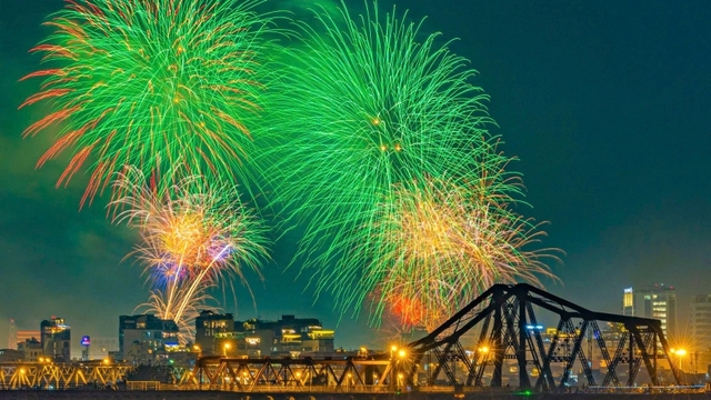 Pháo hoa rực rỡ trên bầu trời Việt Nam chào năm mới 2026