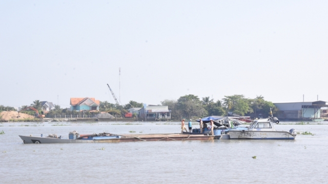 Xử lý nhiều phương tiện thủy vận chuyển cát không rõ nguồn gốc, chở quá tải