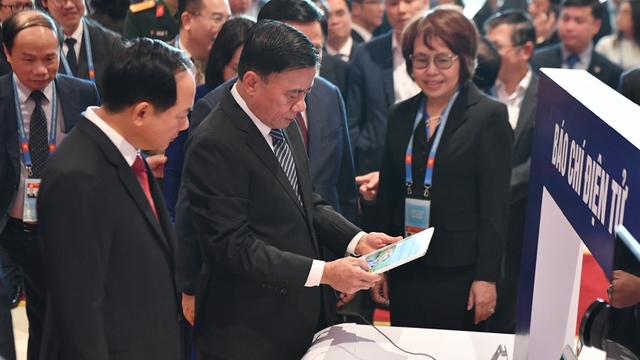 Lãnh đạo Đảng, Nhà nước tham quan triển lãm và lễ phát hành tem chào mừng Đại hội