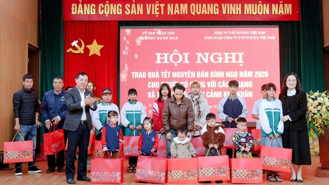 Toyota Việt Nam mang Tết đến với các gia đình chính sách và có hoàn cảnh đặc biệt