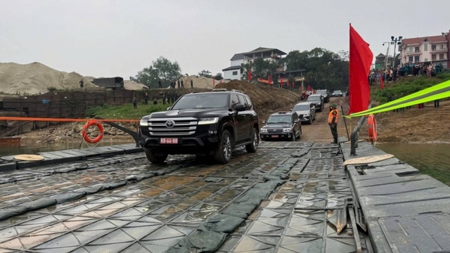 Thông xe cầu phao Đoan Hùng, nối đôi bờ sông Lô lúc trưa 29 Tết Nguyên đán