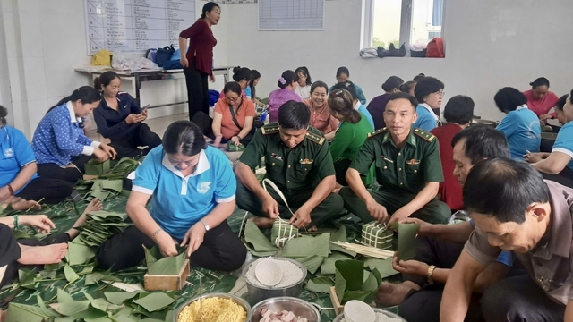 Bộ đội biên phòng gói 400 chiếc bánh chưng tặng bà con vùng biên đón Tết