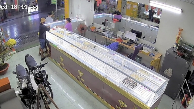 Nóng 24h ngày 13/2: 5 giờ truy bắt kẻ cướp tiệm vàng ở TP.HCM