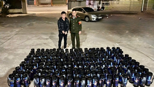 Bắt quả tang xe bán tải vận chuyển 200 bình “khí cười”