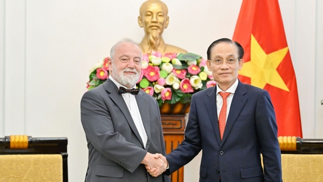 Bộ trưởng Bộ Ngoại giao Lê Hoài Trung tiếp Đại sứ Cộng hòa Séc