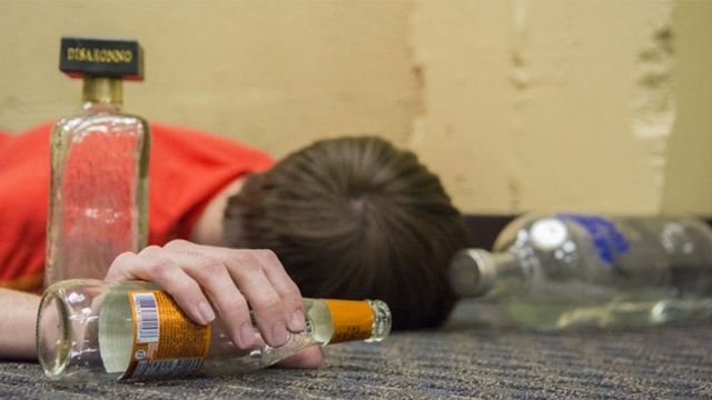 Lo ngại ngộ độc rượu bia dịp cuối năm do các bữa liên hoan triền miên